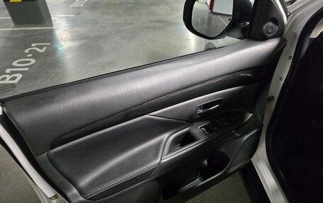 Mitsubishi Outlander III рестайлинг 3, 2017 год, 1 990 000 рублей, 13 фотография