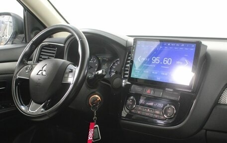 Mitsubishi Outlander III рестайлинг 3, 2015 год, 1 490 000 рублей, 11 фотография