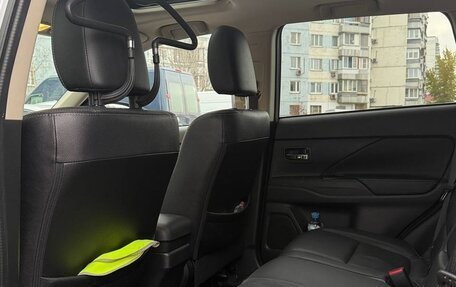 Mitsubishi Outlander III рестайлинг 3, 2016 год, 2 630 000 рублей, 11 фотография