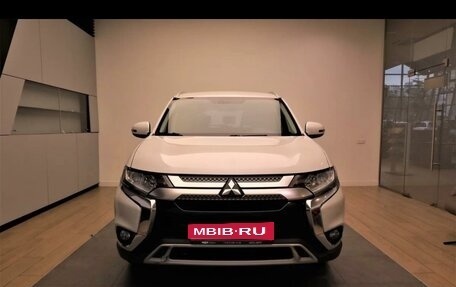 Mitsubishi Outlander III рестайлинг 3, 2019 год, 2 300 000 рублей, 1 фотография