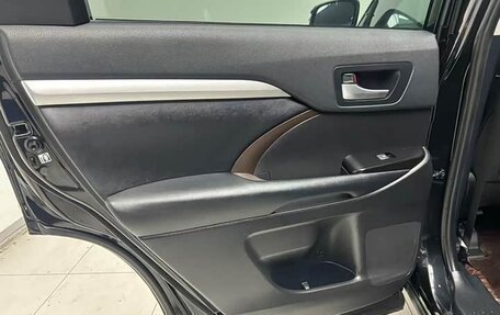 Toyota Highlander, 2022 год, 3 300 000 рублей, 7 фотография