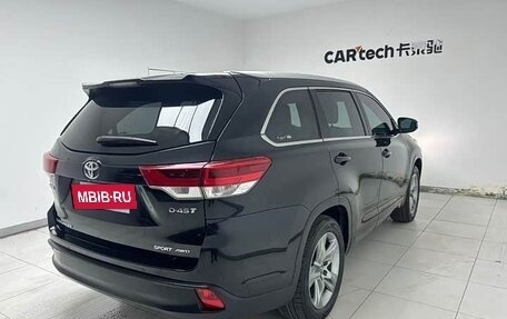 Toyota Highlander, 2022 год, 3 300 000 рублей, 5 фотография