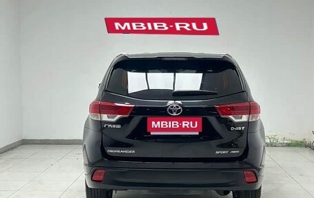 Toyota Highlander, 2022 год, 3 300 000 рублей, 4 фотография