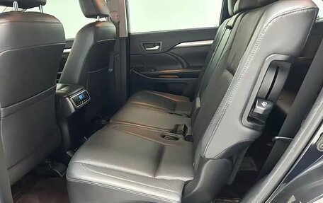 Toyota Highlander, 2022 год, 3 300 000 рублей, 10 фотография