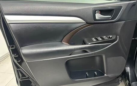 Toyota Highlander, 2022 год, 3 300 000 рублей, 12 фотография