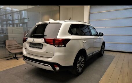 Mitsubishi Outlander III рестайлинг 3, 2019 год, 2 300 000 рублей, 4 фотография