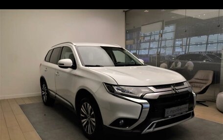 Mitsubishi Outlander III рестайлинг 3, 2019 год, 2 300 000 рублей, 3 фотография
