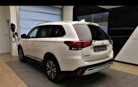 Mitsubishi Outlander III рестайлинг 3, 2019 год, 2 300 000 рублей, 6 фотография
