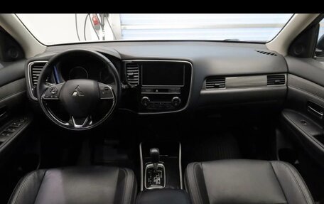 Mitsubishi Outlander III рестайлинг 3, 2019 год, 2 300 000 рублей, 9 фотография