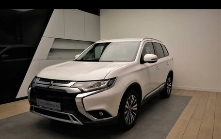 Mitsubishi Outlander III рестайлинг 3, 2019 год, 2 300 000 рублей, 2 фотография