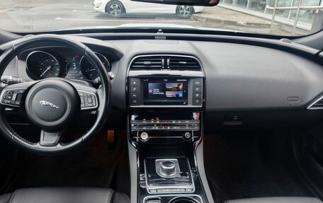 Jaguar XE I рестайлинг, 2016 год, 1 900 000 рублей, 14 фотография