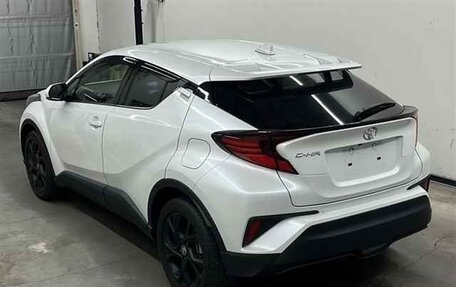 Toyota C-HR I рестайлинг, 2022 год, 1 800 000 рублей, 4 фотография