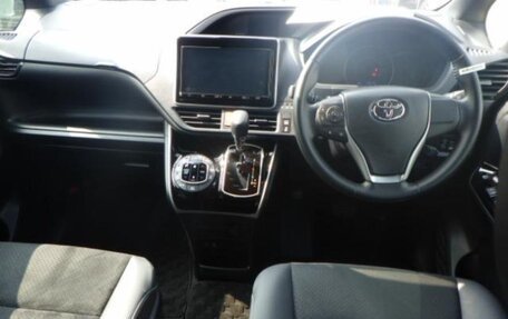 Toyota Voxy III, 2021 год, 2 220 000 рублей, 3 фотография