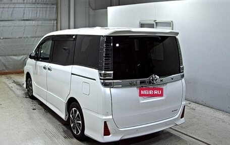 Toyota Voxy III, 2021 год, 2 220 000 рублей, 2 фотография