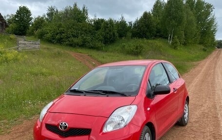 Toyota Yaris III рестайлинг, 2010 год, 580 000 рублей, 1 фотография