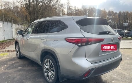 Toyota Highlander, 2021 год, 4 300 000 рублей, 5 фотография