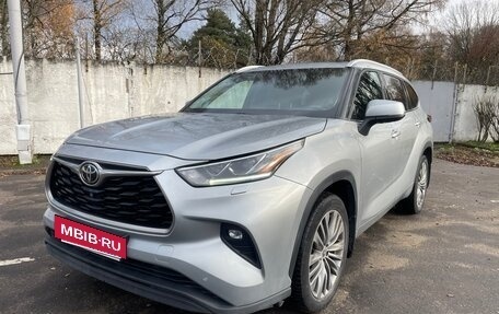 Toyota Highlander, 2021 год, 4 300 000 рублей, 3 фотография