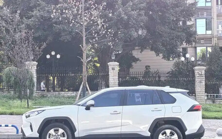 Toyota RAV4, 2023 год, 3 300 000 рублей, 3 фотография