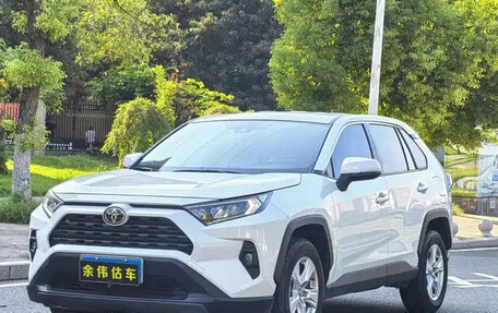 Toyota RAV4, 2023 год, 3 300 000 рублей, 2 фотография