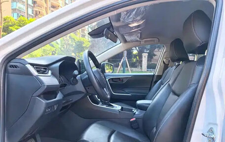 Toyota RAV4, 2023 год, 3 300 000 рублей, 10 фотография