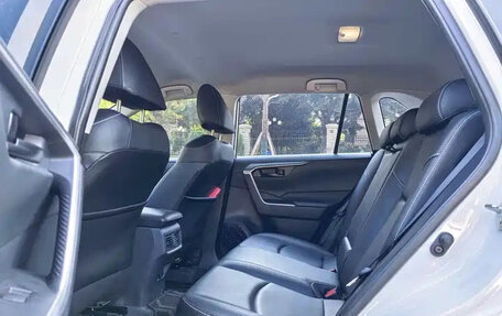 Toyota RAV4, 2023 год, 3 300 000 рублей, 11 фотография