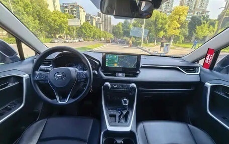 Toyota RAV4, 2023 год, 3 300 000 рублей, 9 фотография