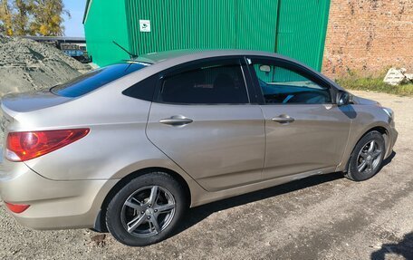 Hyundai Solaris II рестайлинг, 2011 год, 700 000 рублей, 9 фотография