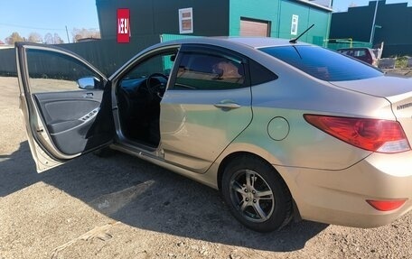 Hyundai Solaris II рестайлинг, 2011 год, 700 000 рублей, 17 фотография