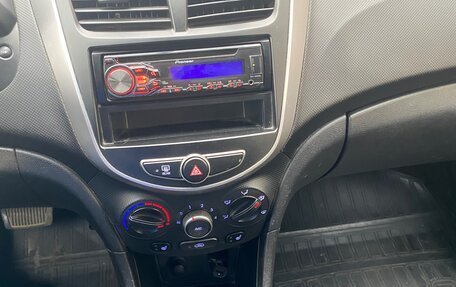 Hyundai Solaris II рестайлинг, 2015 год, 900 000 рублей, 2 фотография