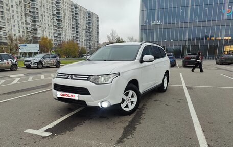 Mitsubishi Outlander III рестайлинг 3, 2013 год, 1 200 000 рублей, 2 фотография