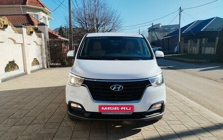 Hyundai H-1 II рестайлинг, 2018 год, 2 600 000 рублей, 2 фотография