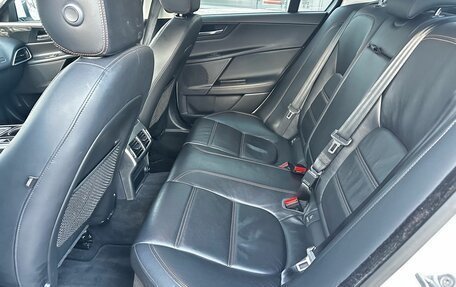 Jaguar XE I рестайлинг, 2016 год, 1 680 000 рублей, 28 фотография