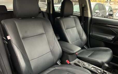 Mitsubishi Outlander III рестайлинг 3, 2016 год, 1 799 000 рублей, 10 фотография