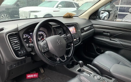 Mitsubishi Outlander III рестайлинг 3, 2016 год, 1 799 000 рублей, 7 фотография