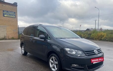 Volkswagen Sharan II, 2017 год, 2 350 000 рублей, 2 фотография