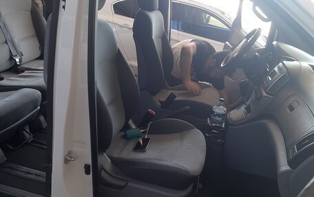 Hyundai H-1 II рестайлинг, 2017 год, 2 800 000 рублей, 12 фотография