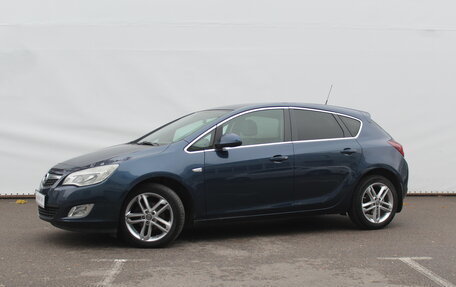 Opel Astra J, 2011 год, 620 000 рублей, 1 фотография