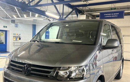 Volkswagen Caravelle T5, 2012 год, 2 200 000 рублей, 2 фотография