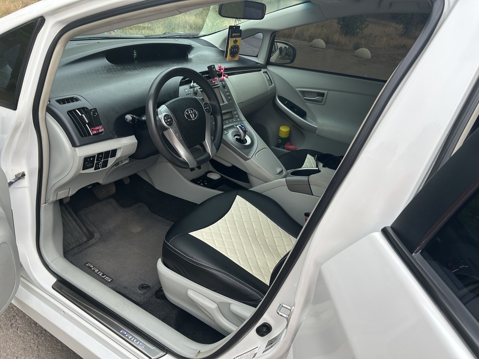 Toyota Prius XW30 рестайлинг, 2013 год, 1 400 000 рублей, 3 фотография