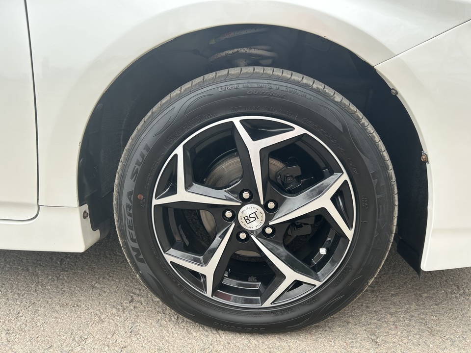 Toyota Prius XW30 рестайлинг, 2013 год, 1 400 000 рублей, 5 фотография