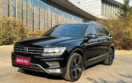 Volkswagen Tiguan II, 2021 год, 2 425 000 рублей, 1 фотография