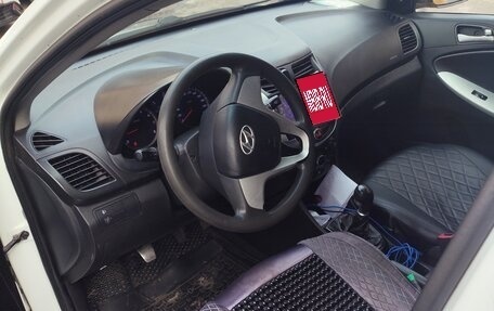 Hyundai Solaris II рестайлинг, 2013 год, 400 000 рублей, 1 фотография