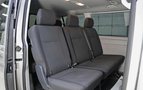 Volkswagen Caravelle T6 рестайлинг, 2015 год, 2 219 000 рублей, 6 фотография