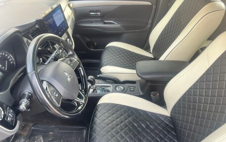 Mitsubishi Outlander III рестайлинг 3, 2015 год, 1 680 000 рублей, 9 фотография