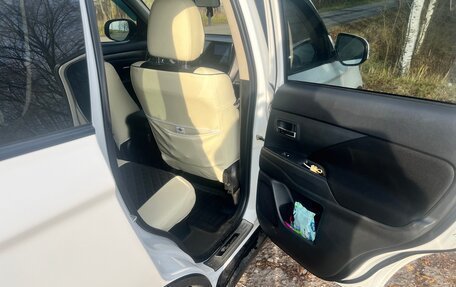 Mitsubishi Outlander III рестайлинг 3, 2015 год, 1 680 000 рублей, 13 фотография