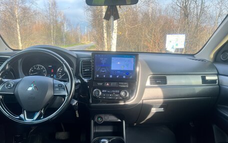 Mitsubishi Outlander III рестайлинг 3, 2015 год, 1 680 000 рублей, 15 фотография