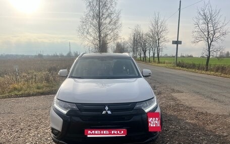 Mitsubishi Outlander III рестайлинг 3, 2015 год, 1 680 000 рублей, 2 фотография