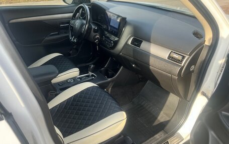 Mitsubishi Outlander III рестайлинг 3, 2015 год, 1 680 000 рублей, 16 фотография