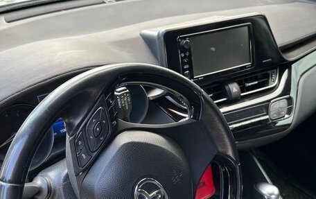 Toyota C-HR I рестайлинг, 2017 год, 2 600 000 рублей, 3 фотография