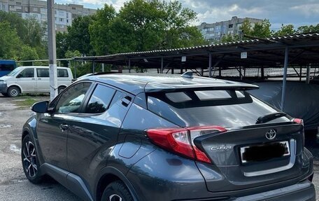 Toyota C-HR I рестайлинг, 2017 год, 2 600 000 рублей, 6 фотография